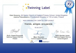Zdjęcie przedstawia Krajową Odznakę Jakości jaką projekt zdobył w Polsce i Wielkiej Brytanii.